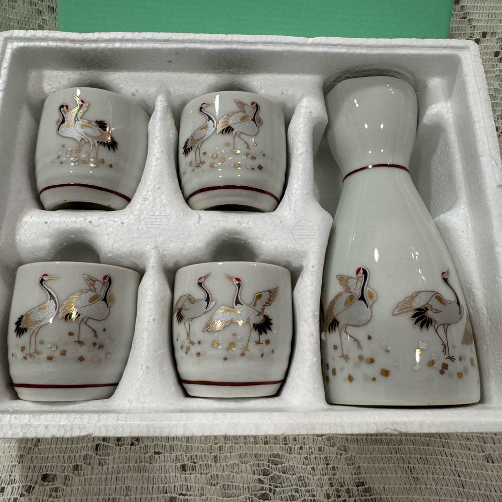 Sake Set 1 Carafe 4 cups Porcelain Golden Crane design Japan Vintage